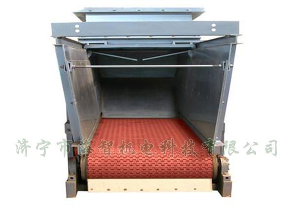 防腐蝕帶式（甲帶）給料機(jī)采用了防打滑膠帶，防止在物料輸送過(guò)程中造成撒料后果